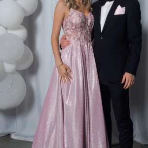 Ljusrosa balklänning  - Säljer nu min underbara balklänning! Använd vid ett tillfälle , princess stil med diamanter och glitter och spets. Super bekväm ! Är 168 och har 5 cm klack på bilderna 🩷 kan hämtas med bil eller skickas, priset går även att diskutera vid en snabb affär 🩷bär oftast XS men passar någon som bär 32 eller 34 🩷