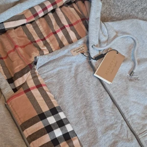 Burberry hoodie - Snyggaste hoodien inför hösten och vintern🍂❄️Säljer en helt ny Burberry hoodie som är sjukt skön och tung. Kvalitén är otroligt bra. Skriv vid frågor eller funderingar. Pris går att diskutera😊