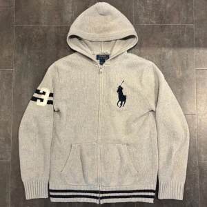 Stickad Ralph Lauren Kofta - Tja! Säljer denna riktigt schyssta grå stickade zip-hoodien/koftan från Ralph Lauren. Hoodien har den klassiska stora ponnyn och 3an på armen! Hoodien är i perfekt skick, inga defekter! Size S/XS. Skriv vid funderingar!