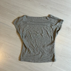 Topp med öppen rygg  - Grå topp med öppen rygg. Köpt från shein 