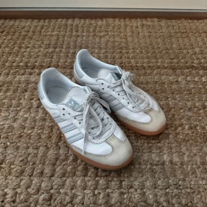 Adidas Samba ljusblå - Säljer mina adidas samba i ljusblå som använts flera gånger men tvättades precis så dom är som nya. Nypris är ca 1000kr ☺️