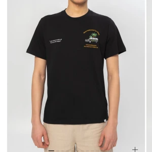 LES DEUX t shirt - Snygg t shirt från Les deux men tryck. Sparsamt använd och t shirten har inga defekter! Skriv för frågor eller fler bilder, 200kr pris kan diskuteras( Stolek L 
