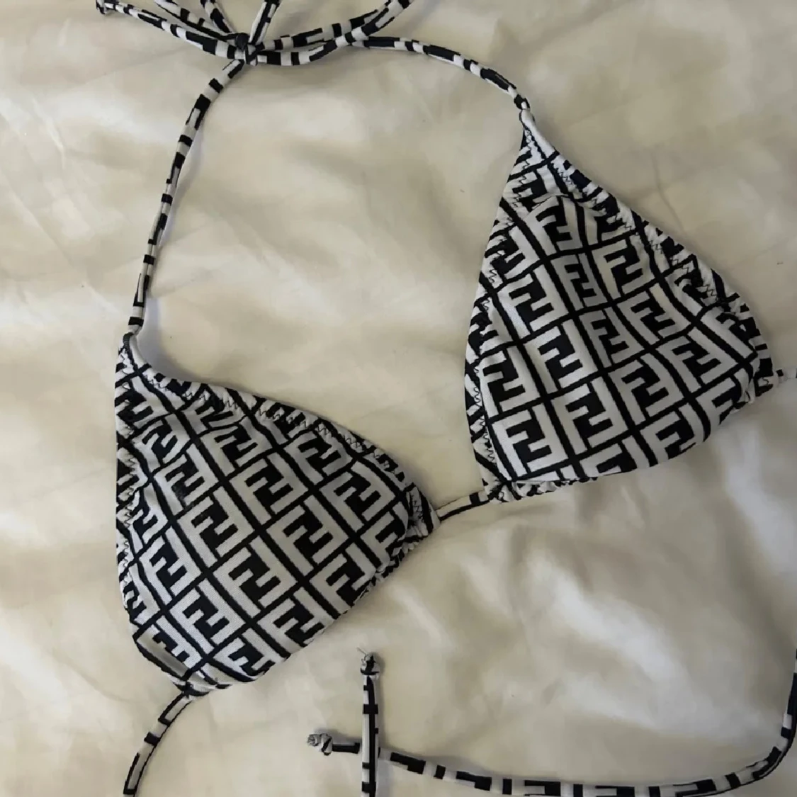 Svartvit Fendi bikini med FF-mönster