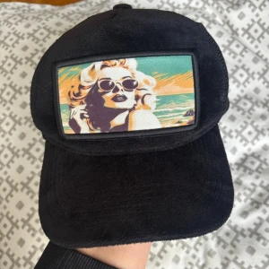 Svart Revenite keps (milf hunter) - Säljer min svarta Revenite keps. Motiv: MILF hunter.. Kepsen är i bra skick, men inte nyskick. Storlek: snapback och justerbar.  Passa på att köp en snygg keps som endast såldes i begränsad upplaga. Skriv om du undrar något el vill ha fler bilder. Jag skickar inom 2dagar!  Mvh