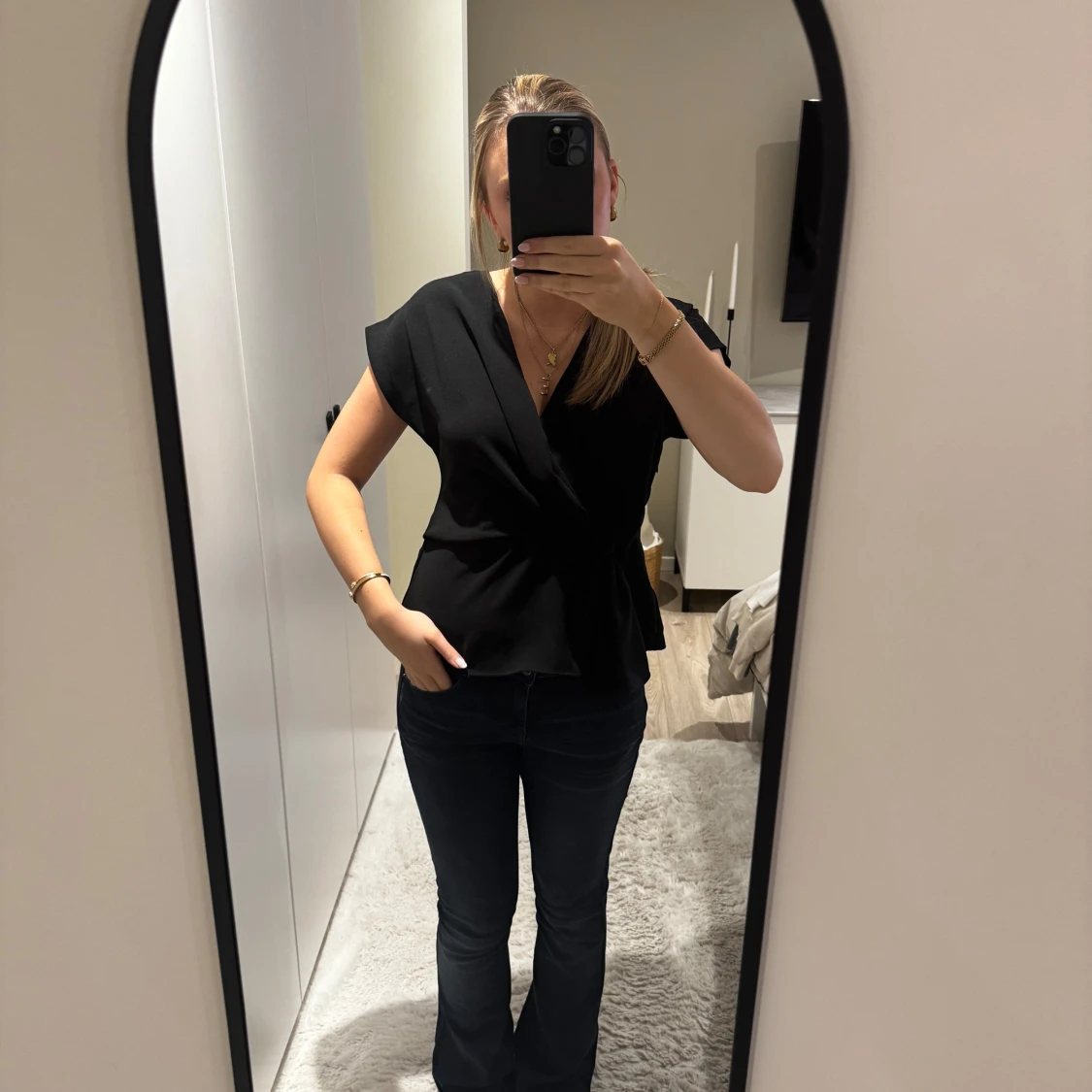 Svart top med knyt i midjan