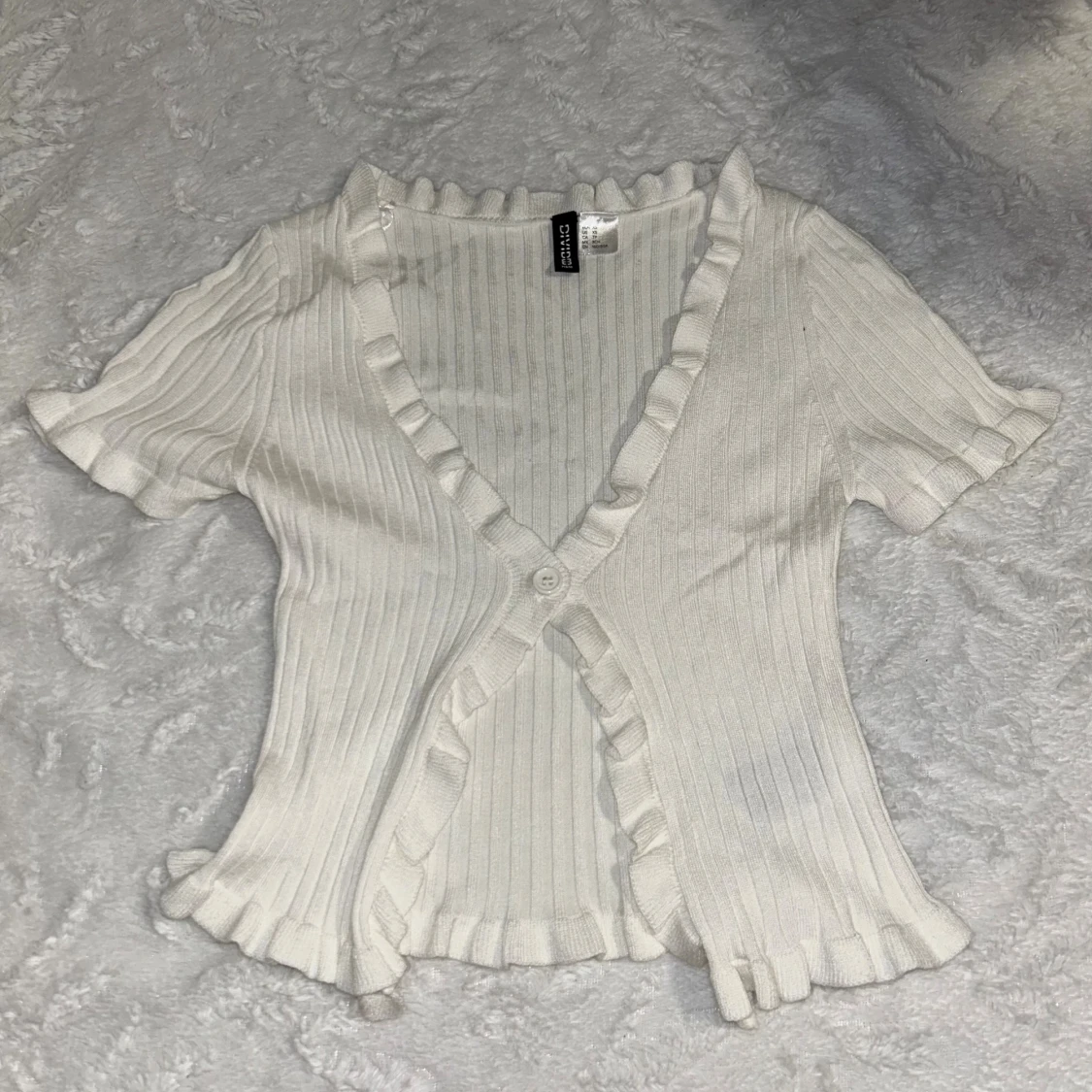 Vit ribbad blus med volang från H&M Divided