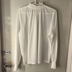 Vit blus  - En vit blus med prickar, super söt!