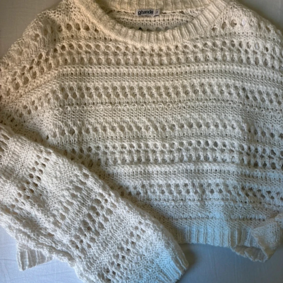 Vit stickad croppad tröja från Ghanda - 1