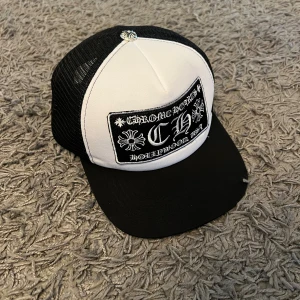 CHROME HEARTS KEPS  - hej, säljer denna chrome hearts keps. kepsen är i nyskick och i väldigt bra kvalite! Hör av dig vid fler frågor! 