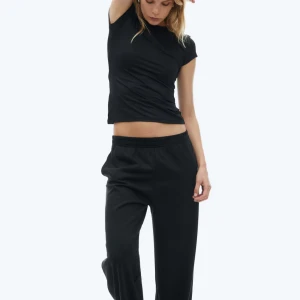 Svart T-shirt från HM - En helt ny  svart T-shirt från HM. Säljer pga köpte en för liten storlek. 