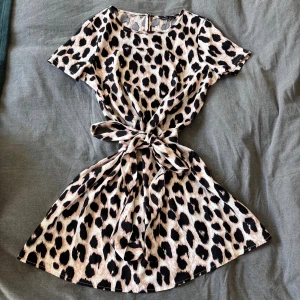 Leopardmönstrad kortklänning från SHEIN - helt ny klänning i S från SHEIN💖