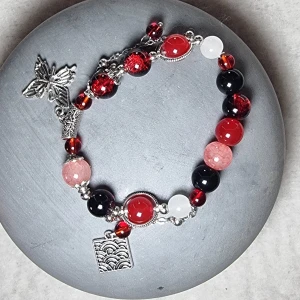 Färgglatt pärlarmband med berlocker - .