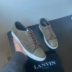 Olivgröna/bruna Lanvins  - Säljer dessa riktigt fina skor från Lanvins i färgen olivgrön/brun / skick 8,5/10 / storlek 44 / kontakta via intresse eller annat och priset kan diskuteras!😊🙏