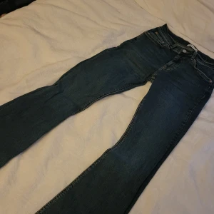 Blå bootcut jeans från Gina💕 - Snygga blå jeans från Gina tricot i klassisk bootcut-modell. Jeansen har fem fickor, normalhög midja och är tillverkade i ett mjukt denimtyg. Perfekta för dig som gillar en tidlös och avslappnad stil.