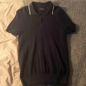 Svart pikétröja från GANT, stl S - Riktigt snygg pikétröja från GANT, skick 9/10. Köpt för ca 1200 mitt pris 450. Kom gärna med frågor/ funderingar!