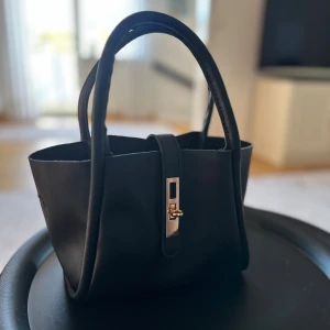 Svart handväska - Stilren svart handväska som aldrig är använd. I mycket gott skick. 