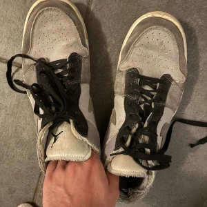 Nike Air Jordan 1 Low Grå/Svart - Säljer ett par Nike Air Jordan 1 Low i grått och svart med svarta. Skorna är mycket smutsiga, men går att åtgärda. 