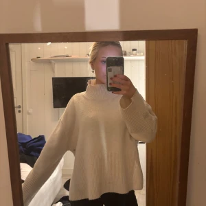 Beige polo stickad tröja med slits  - Mysig hösttröja med fin slits på båda sidor