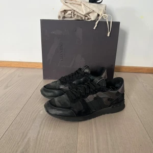 Valentino rockrunners skor  - Säljer nu dessa Valentino rockrunners i storlek 42| Skick 7/10 lite slitna men funkar super bra att använda| Allt og medföljer vid köp skriv vid funderingar|