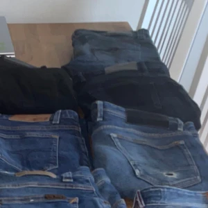Två Massimo Dutti jeans och ett par tiger of Sweden - Säljer flera par jeans i olika blå och svarta nyanser. Klassisk femficksmodell, raka och smala ben, några med slitningar och detaljer. Perfekta för dig som gillar en avslappnad och tidlös stil. Finns både ljusa och mörka tvättar.