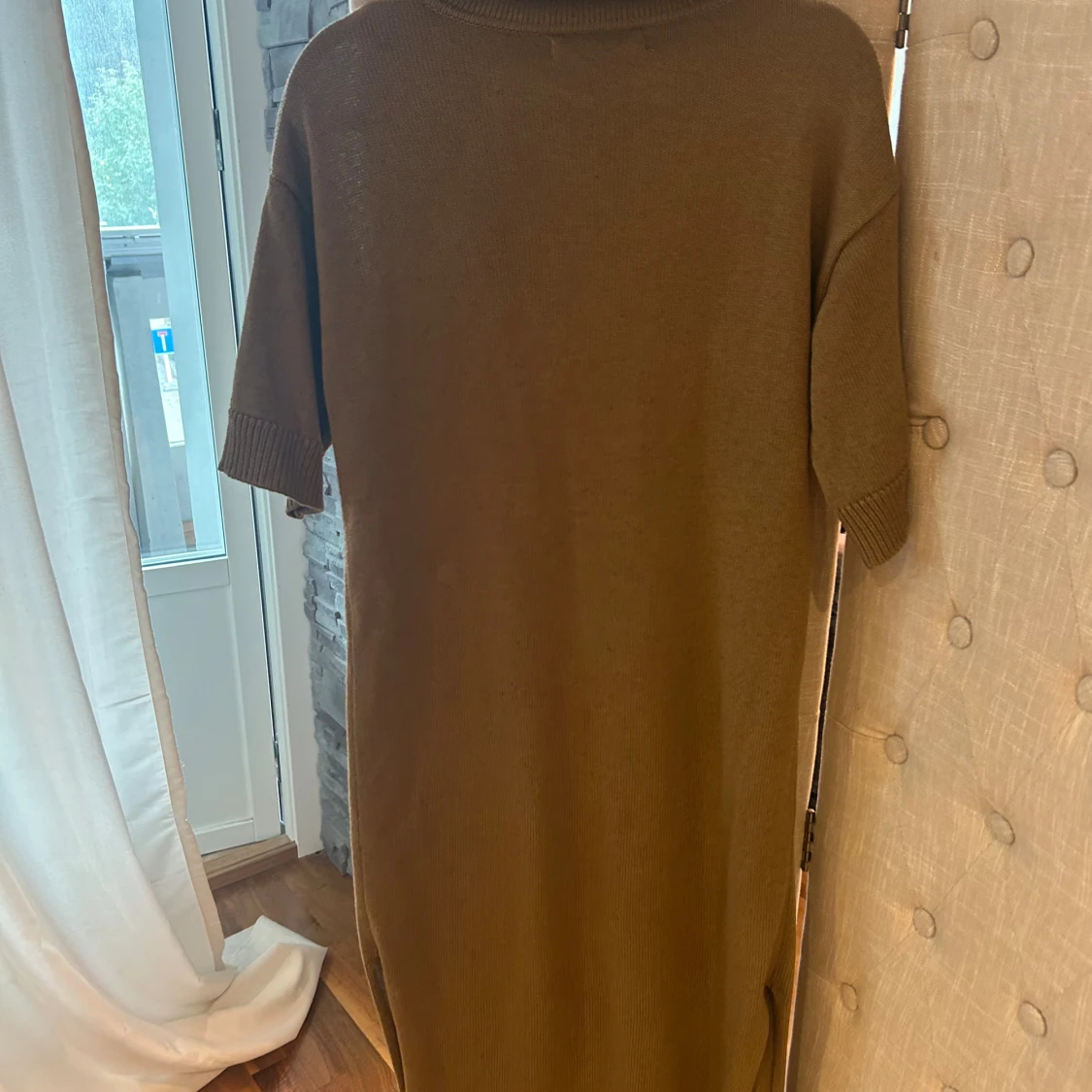 Beige stickad långklänning från MNG - 1