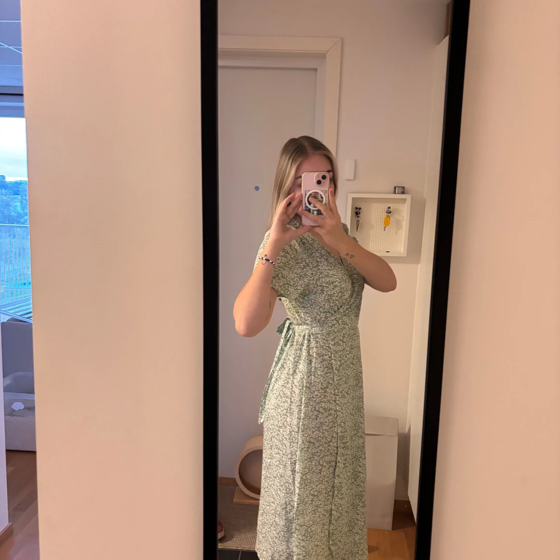 Grön blommig omlottklänning - 1