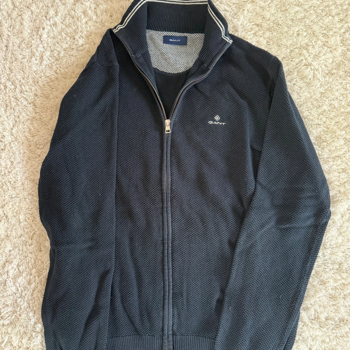 Mörkblå kofta från GANT med dragkedja