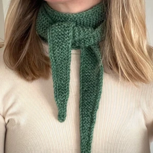 Grön stickad halsduk i ull - Säljer en härligt grön halsduk / scarf stickad av mig :) kan knytas på olika sätt och passar till det mesta nu till hösten och vintern!🩵