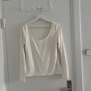 Vit långärmad topp - Superfin basic tröja, som man kan ha åt båda hållen. 