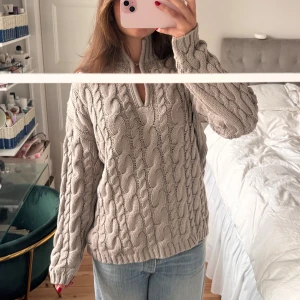 Kabelstickad tröja - Så snygg Kabelstickad tröja 