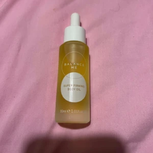 Balance Me Super Firming Body Oil - Balance Me Super Firming Body Oil i en snygg glasflaska med pipett. Oljan är gul och kommer i en 30 ml förpackning. Perfekt för dig som vill ha en återfuktande och uppstramande kroppsolja med lyxig känsla.