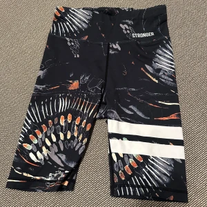 Stronger Safari träningsshorts XS - Använda ett fåtal gånger! Snygga träningsshorts från Stronger i modellen Safari storlek XS. Hög midja och tight passform i stretchigt syntetmaterial. Perfekta för gymmet eller löprundan.