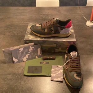 Valentino Rockrunners - Säljer mina feta rockrunners helt oanvända allt og följer med nypris ca 5000-6000 mitt pris 3200 självklart äkta! Hör av er vid intresse 