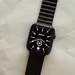 Apple Watch Series 6 y5 + LTE 44ml - Apple Watch Series 6 y5 + LTE 44ml  ringed grå aluminium, som ny 10/10 skick, kommer med kartong och safe magic också ny skick, 