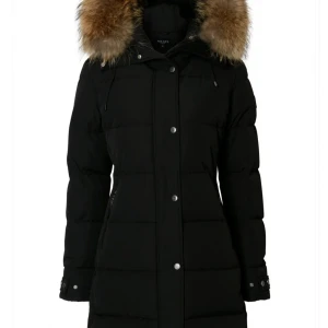 Svart dunjacka med päls från Hoolies - Snygg svart dunjacka från Hoolies med fluffig päls på huvan och silverfärgade knappar. Jackan är lång, har dragkedja och knappar framtill samt justerbara ärmslut. Perfekt för kalla dagar och ger en cool vinterlook. Jackan är i nytt skick, kontakta mig för fler bilder 