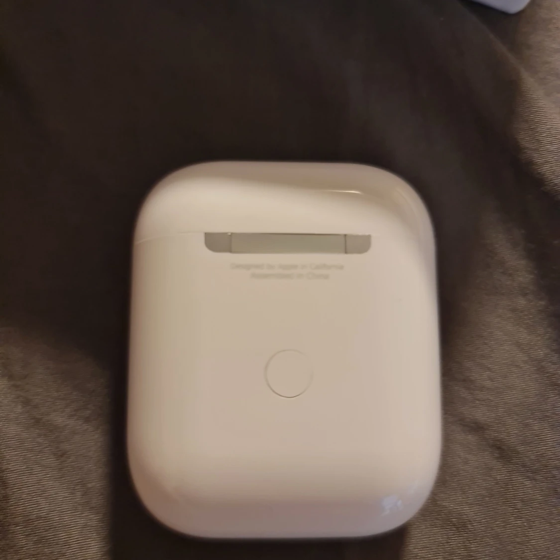 Apple AirPods med trådlöst laddningsetui - 4