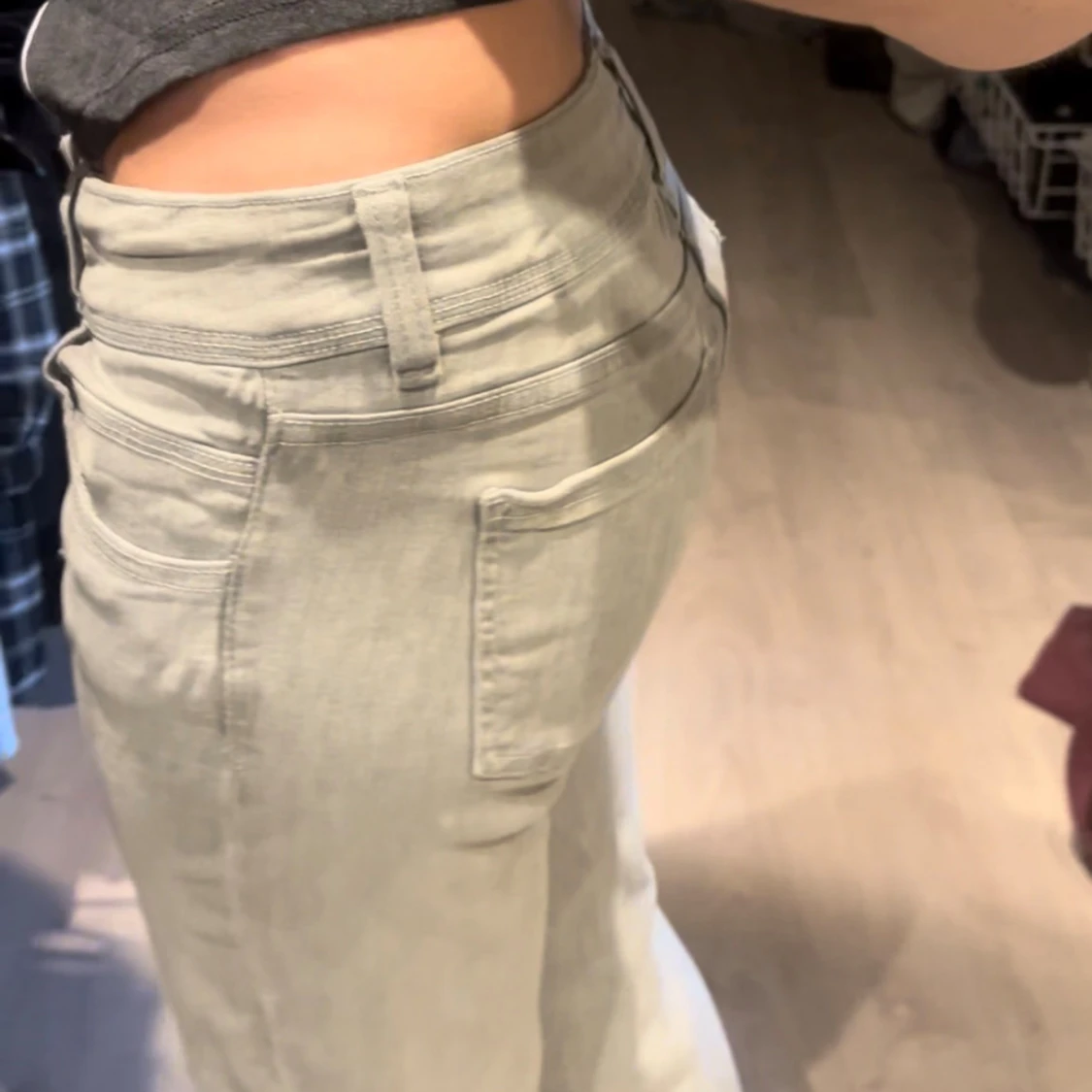 Gråa boot cut jeans från Gina  - 2