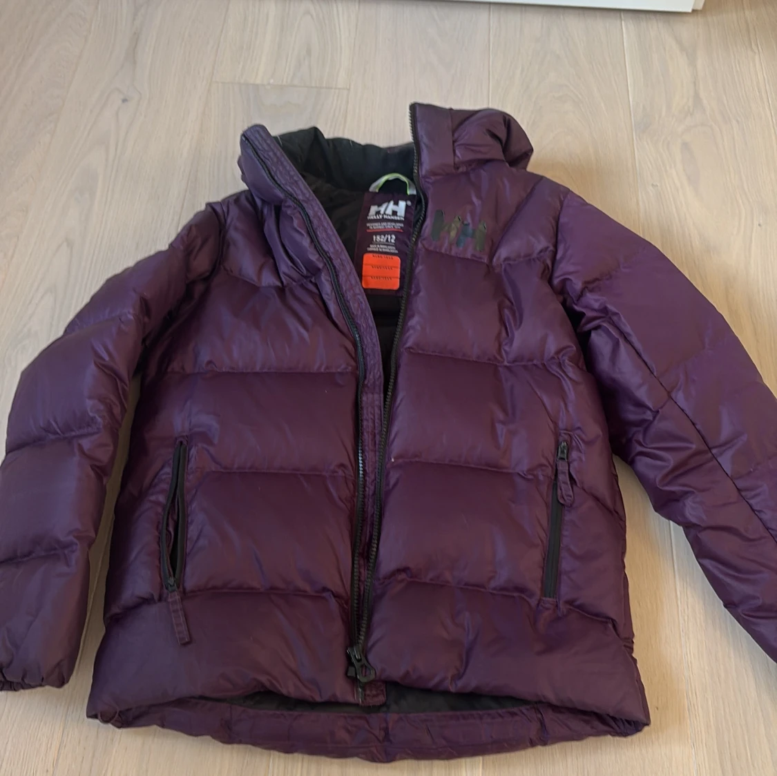 Mörklila pufferjacka Helly Hansen