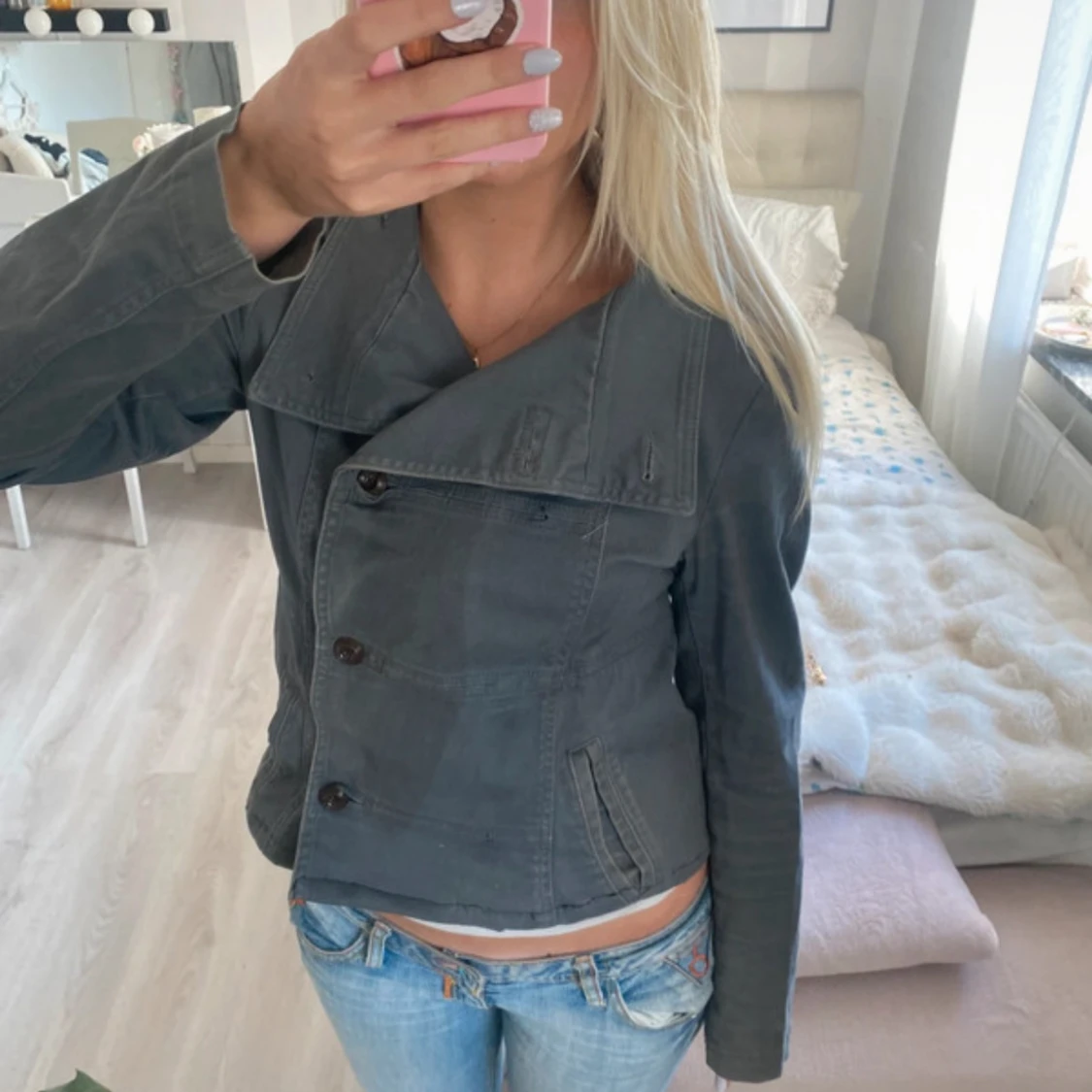 Grå kappa med knappar - 1