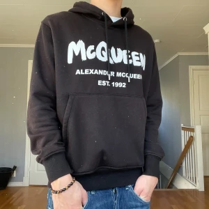 Alexander mcqueen hoodie - Tja säljer nu min riktigt snygga Alexander mcqueen hoodie i storlek S. Hör av er vid fler funderingar🫵