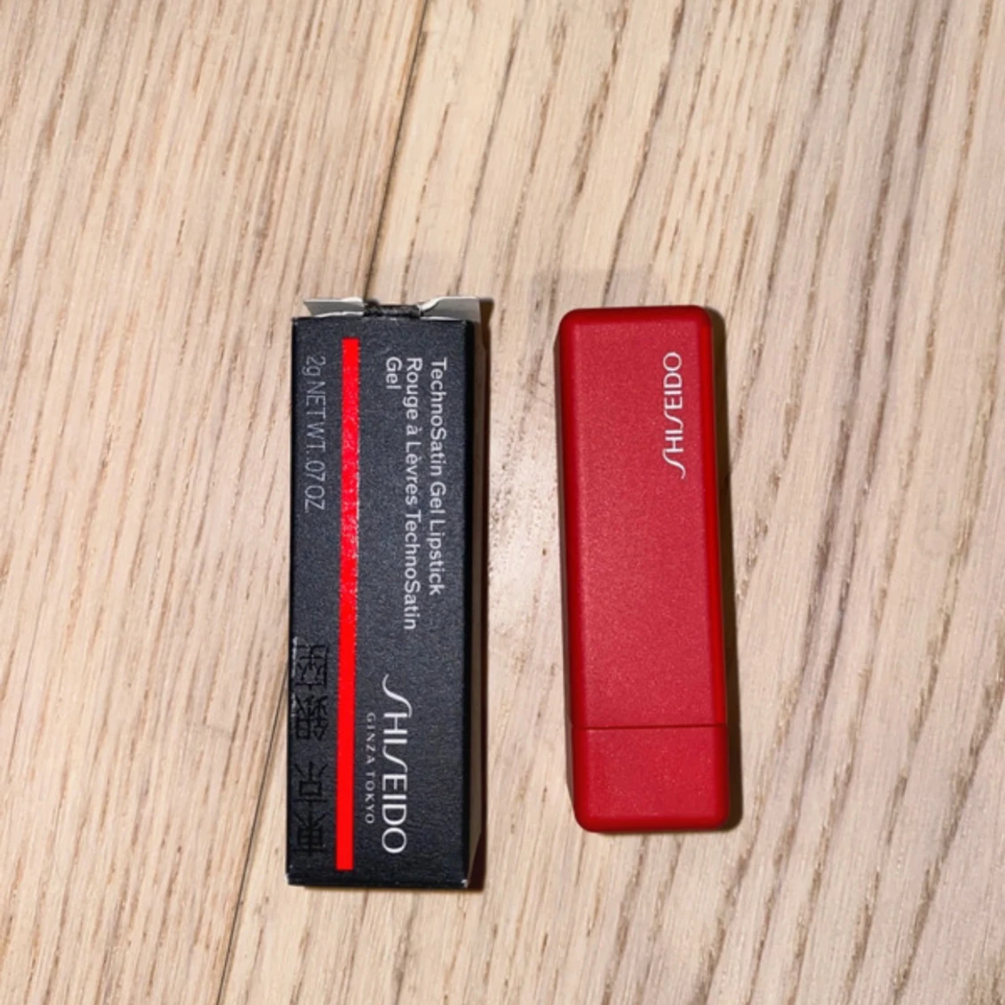 Shiseido rött läppstift TechnoSatin - 1