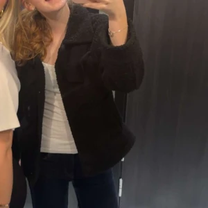 Teddy Jacka - Jättesöt svart teddyjacka från Gina tricot! Använd ett par få gånger🤍