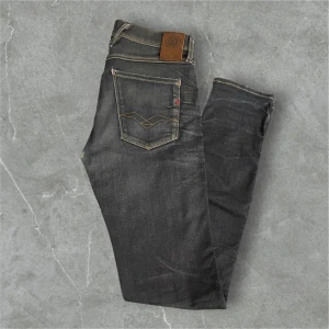 Replay jeans mörkblå - Märke:Replay / Färg:Mörkblå / skick:7,5/10 bara ett litet hål vid skrevet (lätt fix) / storlek 30/32 / kontakta via intresse eller annat och pris kan diskuteras!😊