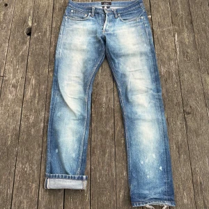 APC jeans selvedge / selvage - Schyssta jeans från apc , härligt slitna överallt. Mått: ytterbenslängd 95cm, midja 39cm, benöppning 17cm