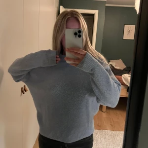 Ljusblå stickad tröja från H&M - Supermysig ljusblå stickad tröja från H&M i storlek XS. Tröjan har en klassisk rund halsringning med ribbade muddar. 