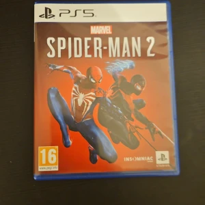 Marvel's Spider-Man 2 (PS5) - Marvel's Spider-Man 2 till PS5 erbjuder actionfyllda äventyr med Peter Parker och Miles Morales. Spelet är i mycket gott skick, med originalfodral och tydlig omslagsbild. Perfekt för fans av superhjältar och PlayStation 5. Pris kan diskuteras (billigast online 450kr)