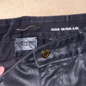 waxed denim saint laurent - vaxade saint laurent jeans, använda men i bra skick. större i storleken så går definitivt på någon med 30-32W