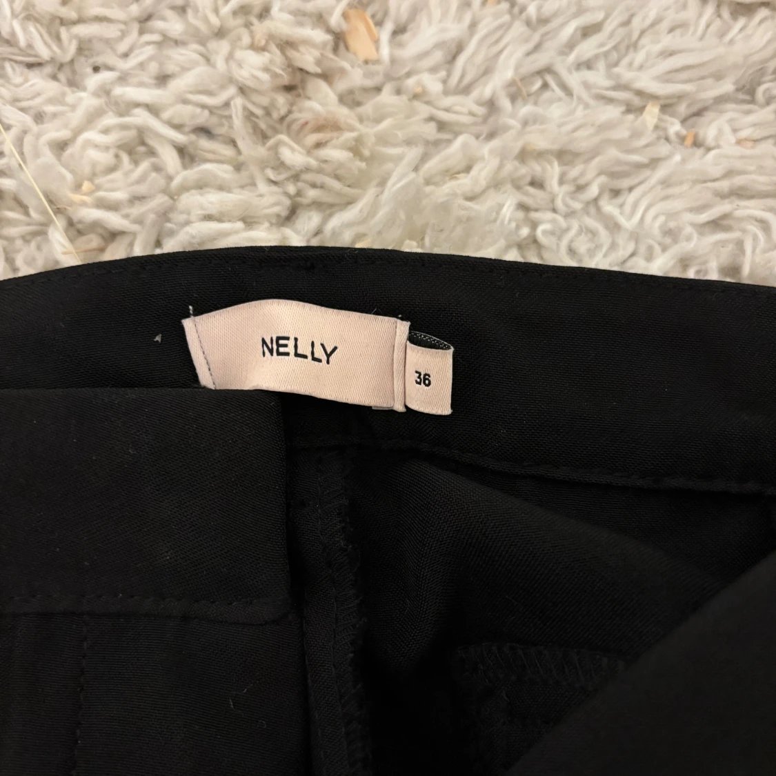 Svarta kostymbyxor från Nelly - 1