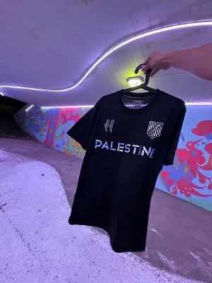 FC Palestina T-shirt  - 🖤 Palestina Tröja / Silver Detaljer 🔥 Minimalistisk & Clean Design 🇵🇸 Perfekt för streetwear & vardag ✨ Bär budskapet stilrent