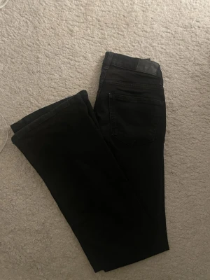 Svarta bootcut jeans från Gina Tricot - Svarta lågmidjade bootcut jeans från Gina Tricot i storlek 34. Stretchigt material. Säljer på grund av att de inte kommer till användning. Säljer dem billigt för att få dem sålda snabbt. Det är inget fel på dem, fortfarande i mycket bra skick!! Skriv vid frågor!💕